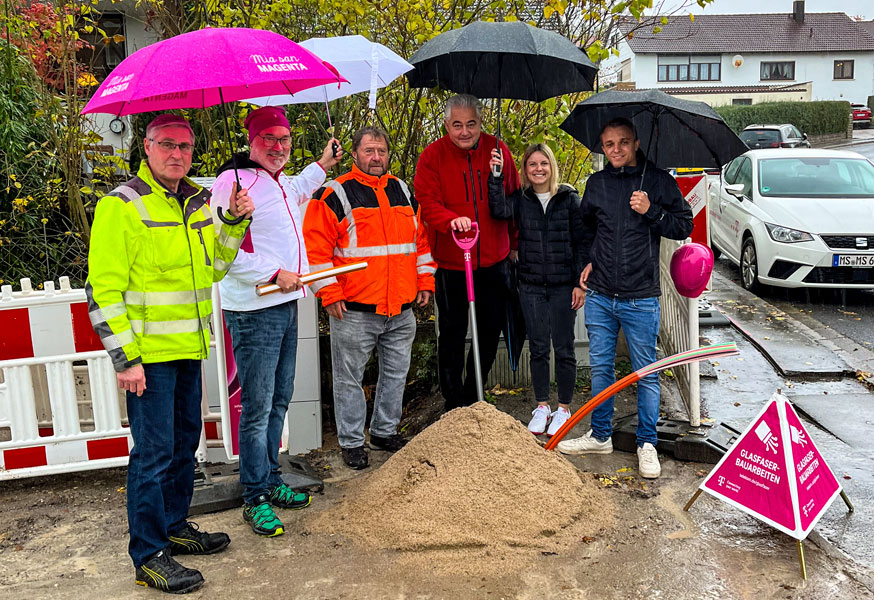 Vertreter der Stadt Scheinfeld und von Glasfaserplus zum Spatenstich