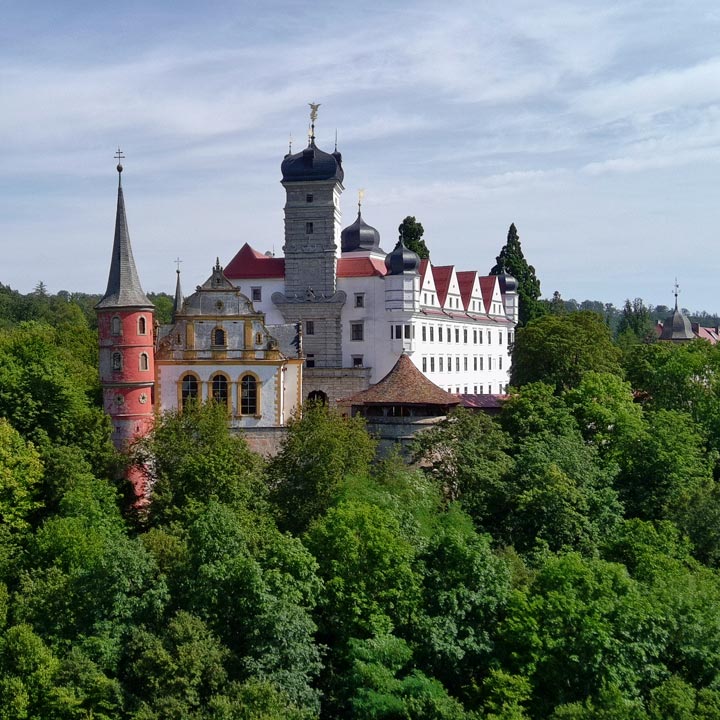 Blick auf Schloss Schwarzenberg aus der Vogelperspektive