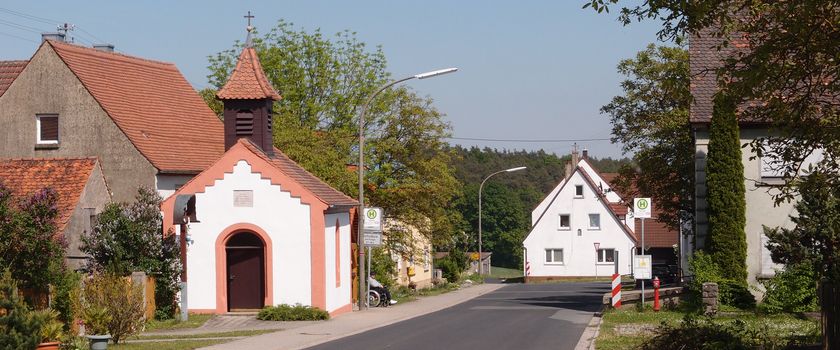 Kapelle im Ortskern von Neuses