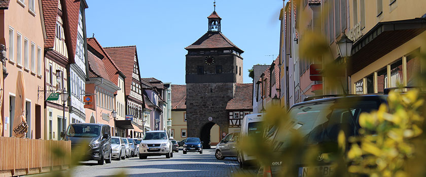 Hauptstraße mit Torturm