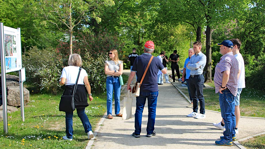 Teilnehmergruppe einer Stadtführung im Park auf dem Stadtseegelände in Scheinfeld