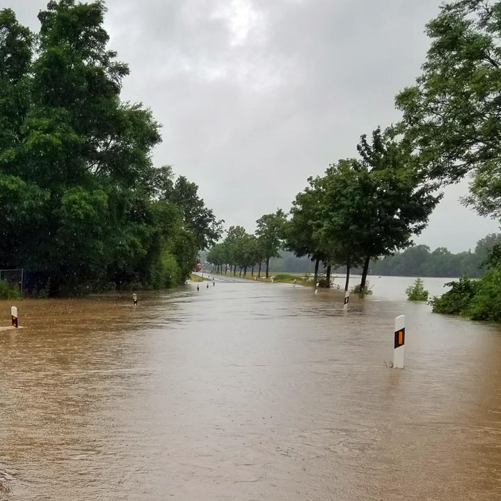 Überflutete Straße nach Starkregen