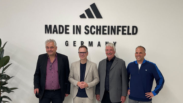 Politische Vertreter vor einer weißen Wand mit dem Schriftzug &quot;Made in Scheinfeld&quot;