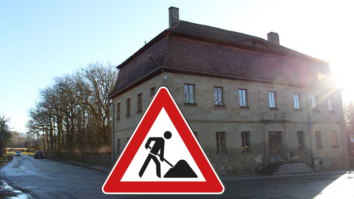 Blick auf die ehemalige Schlossgaststätte mit Baustellenschild