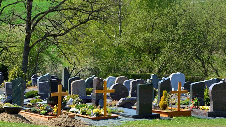 Blick auf eine Reihe von Grabsteinen auf einem Friedhof