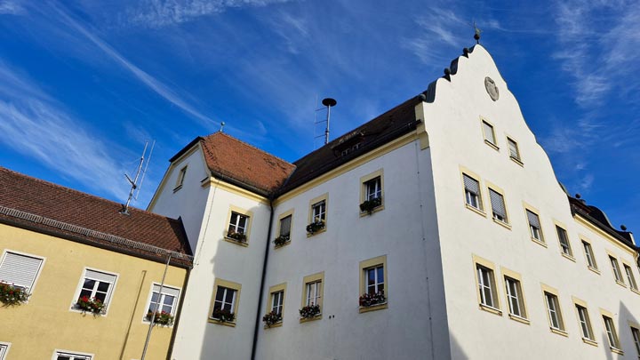 Blick auf das neue Rathaus in Scheinfeld