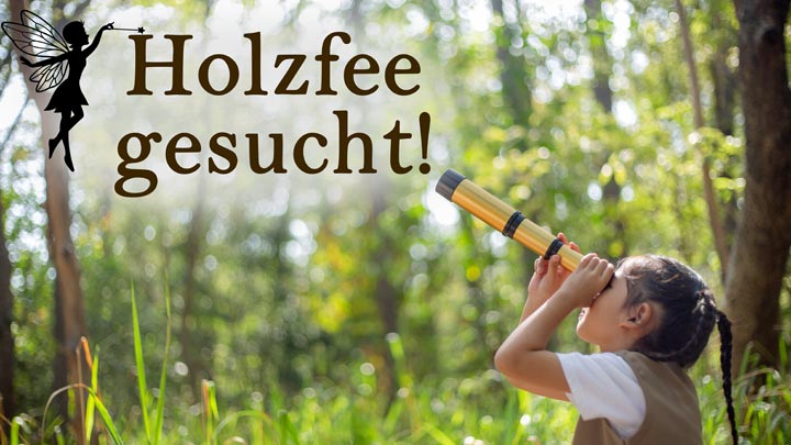 Ein Mädchen blickt in einem sonnigen Wald durch ein goldenes Fernrohr. Oben links steht der Text 'Holzfee gesucht!' neben der Silhouette einer kleinen Fee.