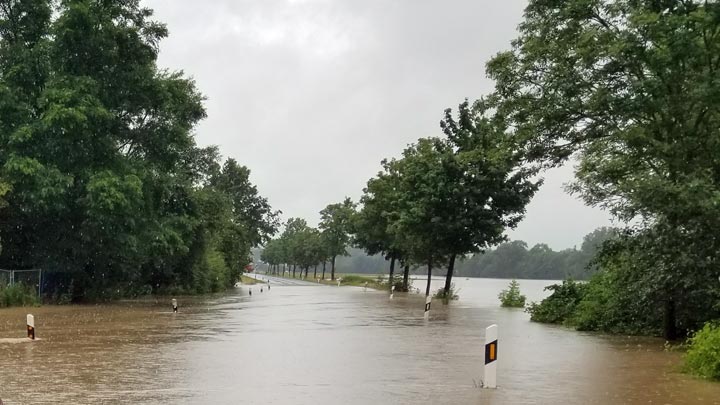 Überflutete Straße nach Starkregen