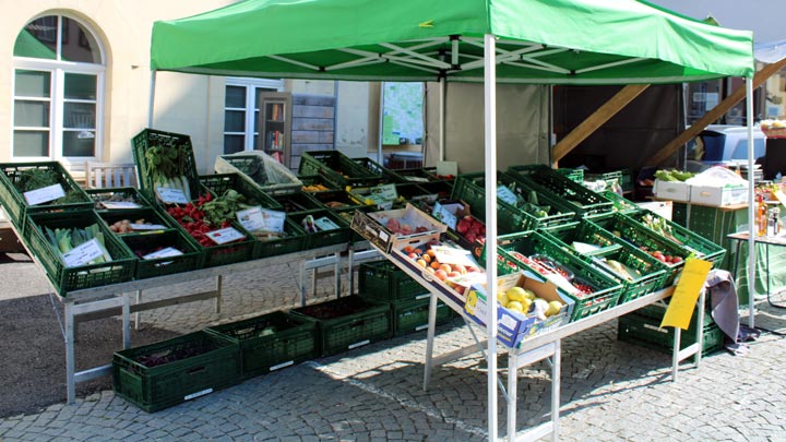 Stand mit frischem Obst und Gemüse auf dem Wochenmarkt