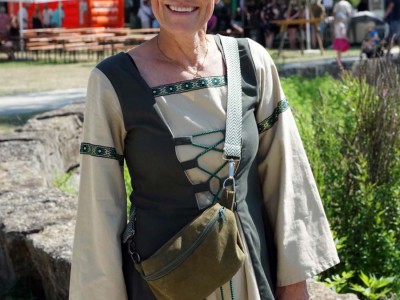 Frau mit Sonnenbrille in Trachtenkleid